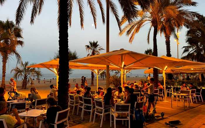 Terraza de Helios Greek Food en el Paseo Marítimo de Badalona, frente al mar