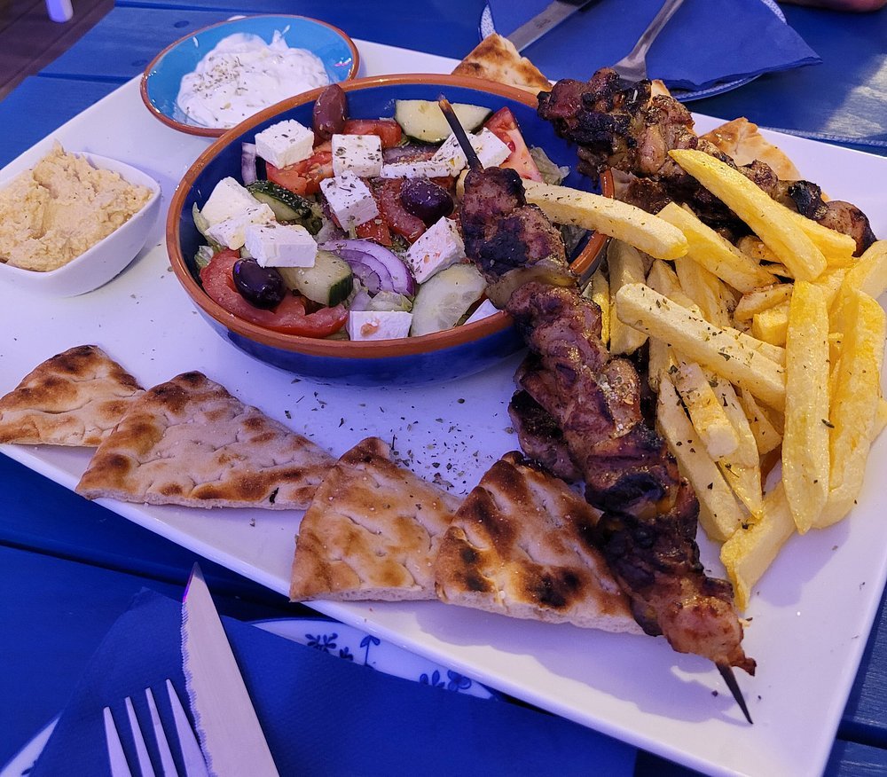 Souvlaki y ensalada griega para compartir